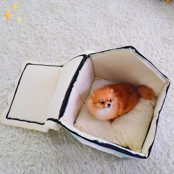 Kleine hond in luxe, opvouwbaar hondenhuis op wit tapijt; comfortabel huisdierbed, perfect voor kleine hondenrassen.