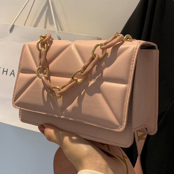 Lichtroze handtas met gewatteerd patroon en gouden kettingriem, stijlvolle damesaccessoire, perfect voor modieuze outfits en dagelijks gebruik.