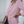 Vrouw in roze blazer, casual chique stijl, mode voor dames, trendy outfit, moderne kleding, elegante jas, stijlvolle look, mode-accessoires.