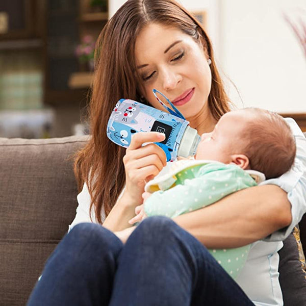 Vrouw voedt baby met fles en draagbare USB-flesverwarmer, ideaal voor onderweg. Handige babyverzorging, moderne technologie, gebruiksvriendelijk.