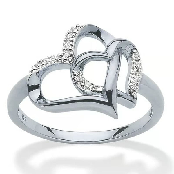 Zilveren ring met dubbele hartvorm en ingelegde diamanten, elegant ontwerp, perfect als verlovingsring of cadeau voor speciale gelegenheden.