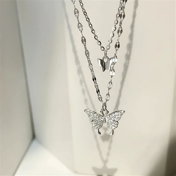 Zilveren vlinderketting met dubbele hanger, ingelegd met kristallen. Elegante dames sieraden, perfect voor modieuze accessoires en cadeau-ideeën.