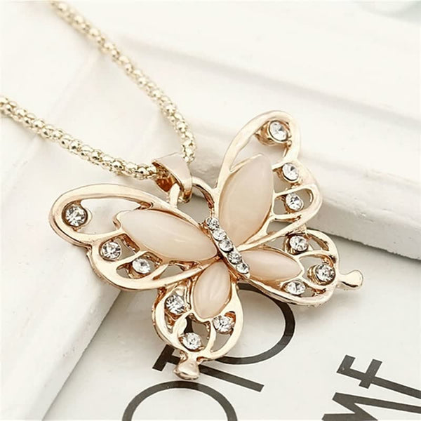 Gouden vlinderhanger ketting met kristallen, elegante sieradenaccessoire, perfect voor dames, modieuze vlinderketting, cadeau-idee.
