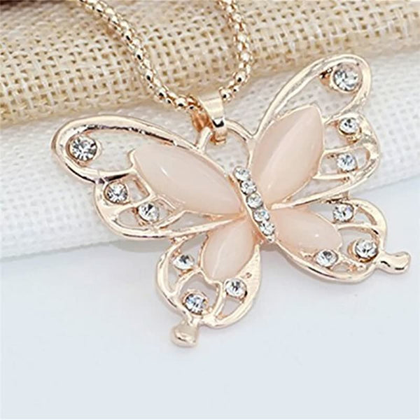 Gouden vlinderhanger met kristallen, elegante damesketting, modieuze sieradenaccessoire, perfect cadeau voor vrouwen, luxe uitstraling.