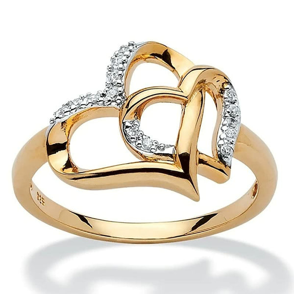 Gouden ring met dubbele hartvorm en pavé diamanten, elegant en modern design, perfect als verlovingsring of cadeau voor speciale gelegenheden.