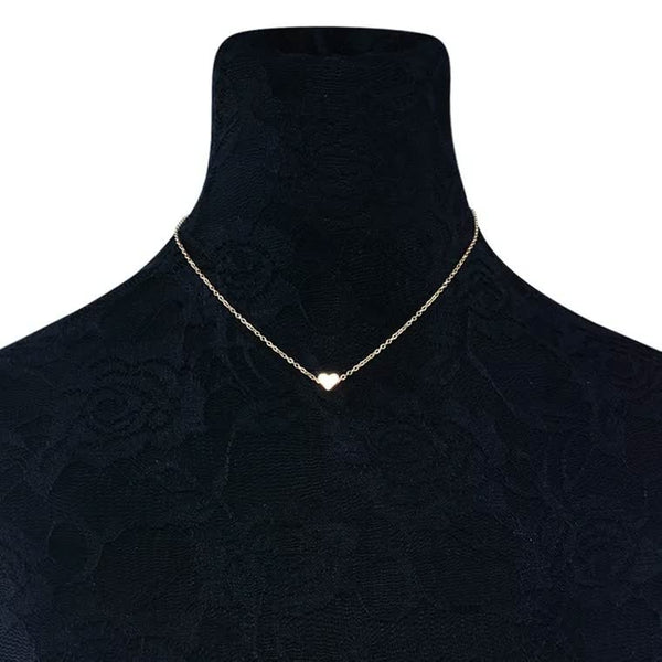 Gouden hartvormige ketting op zwarte etalagepop, minimalistisch design, perfect voor elegante sieradenstijl, ideaal als cadeau voor vrouwen.