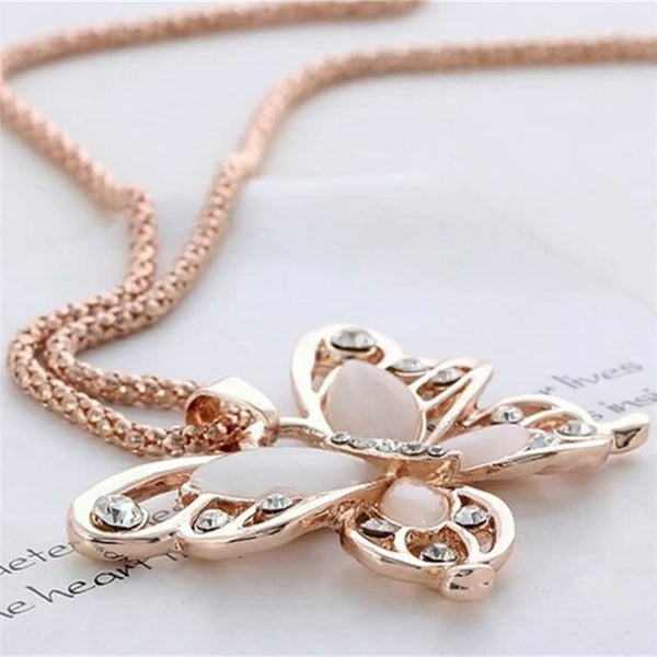 Gouden vlinderhanger ketting met kristallen, elegante sieraden voor dames, modieuze accessoires, perfect voor speciale gelegenheden.