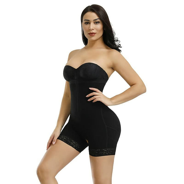 Vrouw draagt zwarte strapless shapewear bodysuit met kanten details, ideaal voor figuurcorrectie en naadloze pasvorm. Perfecte keuze voor onder strakke kleding.