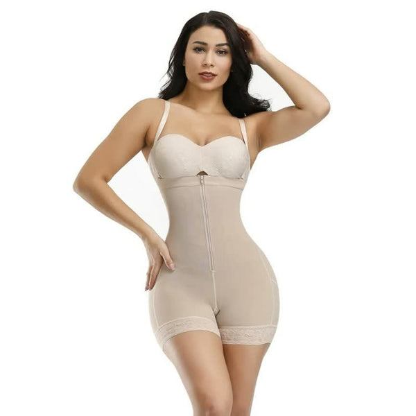 Vrouw draagt beige corrigerend ondergoed met rits en verstelbare bandjes, ideaal voor shapewear en figuurcorrectie. Comfortabel en stijlvol ontwerp.