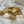 Gouden ring met armen en handen ontwerp, unieke sieraden, handgemaakt, artistiek, modieus accessoire, cadeau-idee, luxe uitstraling.