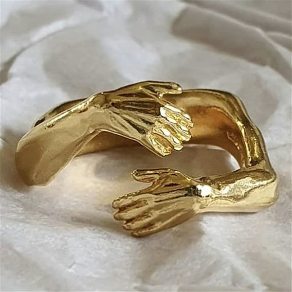 Gouden ring met armen en handen ontwerp, unieke sieraden, handgemaakt, artistiek, modieus accessoire, cadeau-idee, luxe uitstraling.