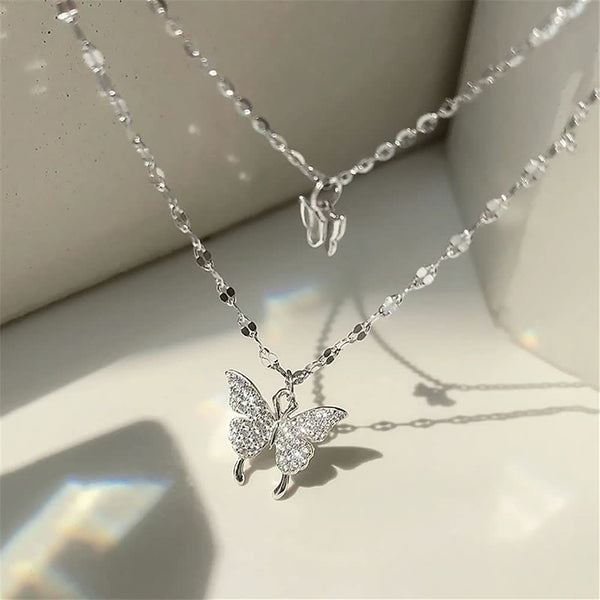 Zilveren vlinderketting met kristallen hanger, elegant en glanzend, perfect voor damesmode en sieradenliefhebbers. Ideaal als cadeau of accessoire.