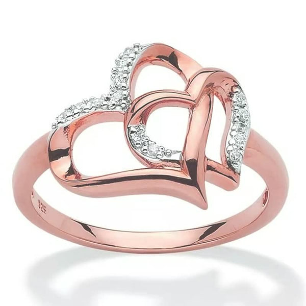 Roze gouden ring met dubbele hartvorm en pavé diamanten. Elegant sieraad, perfect als romantisch cadeau of verlovingsring.
