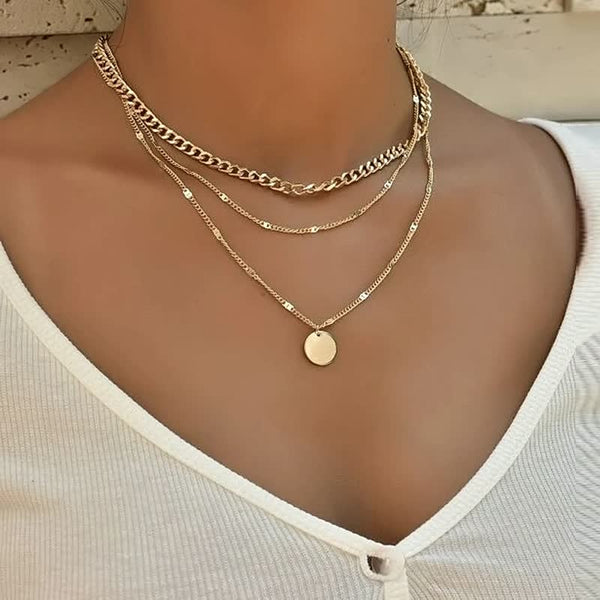 Gelaagde gouden kettingen met ronde hanger op vrouwelijk model, modieuze sieraden, perfect voor casual en chique outfits, trendy accessoires.