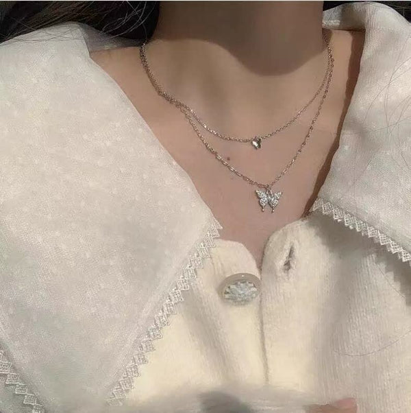 Damesketting met vlinderhanger, dubbele laag, zilverkleurig, elegant design, perfect voor modieuze outfits, ideaal als cadeau voor vrouwen.