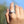 Hand met glinsterende diamanten ring tegen blauwe hemel, close-up. Luxe sieraden, verlovingsring, sprankelend juweel, elegante stijl.