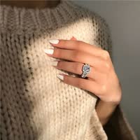 Hand met diamanten ring op gebreide trui, close-up. Elegante sieraden, luxe accessoire, stijlvolle mode. Perfect voor verloving of cadeau-ideeën.