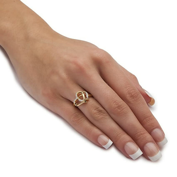Gouden ring met hartvormig ontwerp op hand met Franse manicure, sieraden, modeaccessoire, elegante damesring, romantisch cadeau-idee.