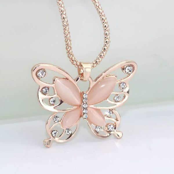 Gouden vlinderhanger met roze edelstenen en kristallen op een ketting, sieradenaccessoire, elegant ontwerp, perfect cadeau voor dames.