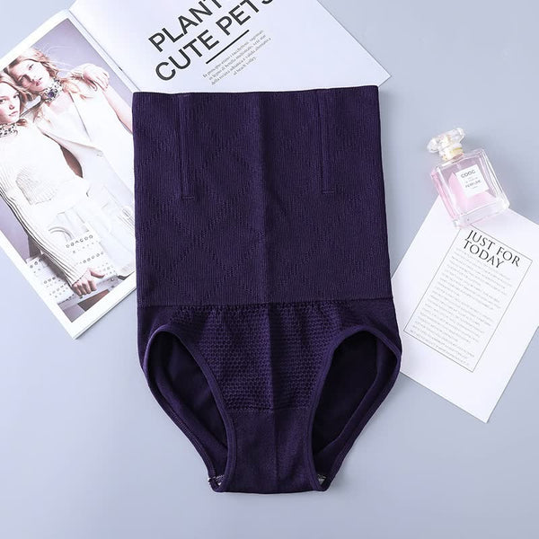 Paarse corrigerende slip voor dames, hoge taille, naadloos ontwerp, naast tijdschrift en parfumflesje op grijze achtergrond.