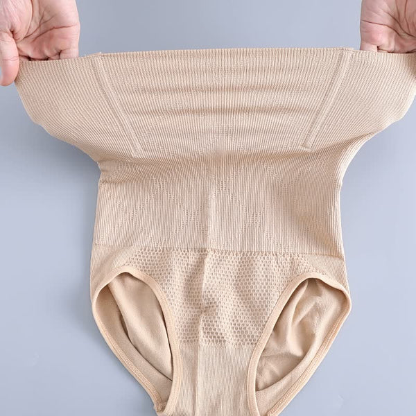 Naadloze beige shapewear slip, hoge taille, elastisch materiaal, comfortabele pasvorm, buikcontrole, dames ondergoed, verstevigend effect.