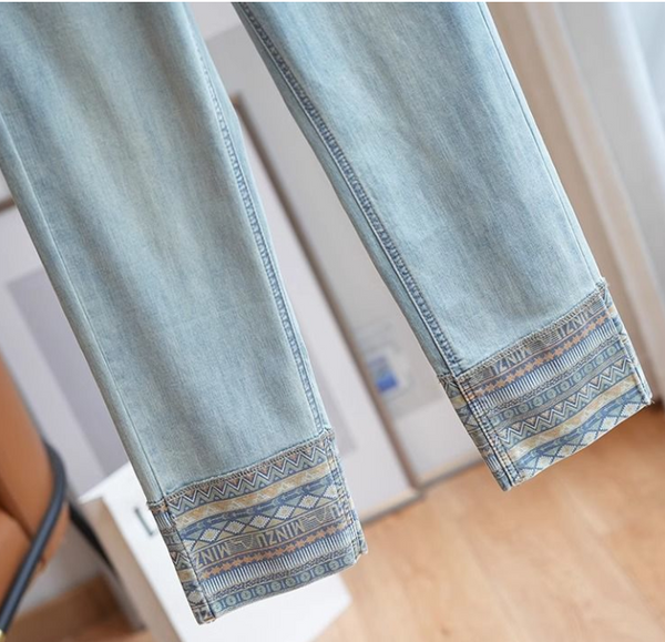 Lichtblauwe jeans met etnische print op de zoom, trendy damesmode, casual stijl, perfect voor dagelijks gebruik en seizoensgebonden outfits.
