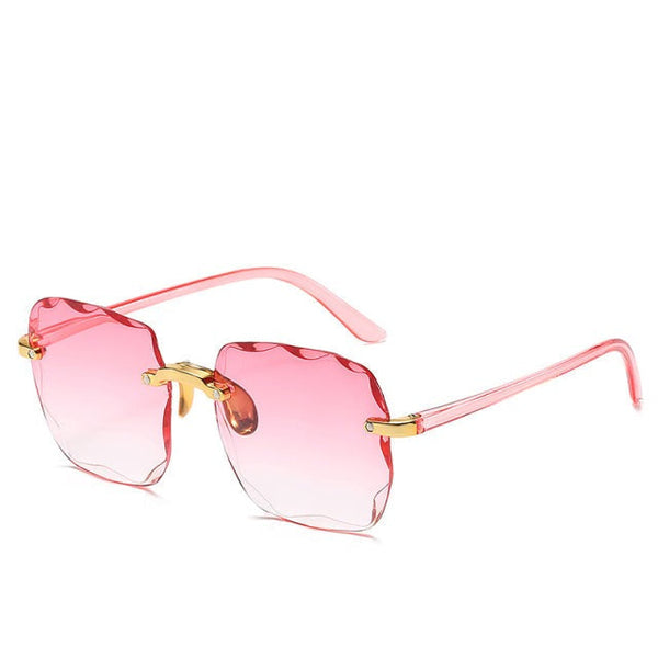 Roze zonnebril met golvende randen en gouden accenten, modieuze damesaccessoire, UV-bescherming, trendy design, zomerstijl.
