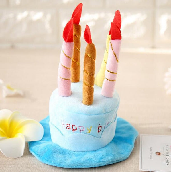 Pluche verjaardagstaart speelgoed met vier kleurrijke kaarsen, blauw en roze ontwerp, ideaal voor huisdierenspeelgoed of decoratie.