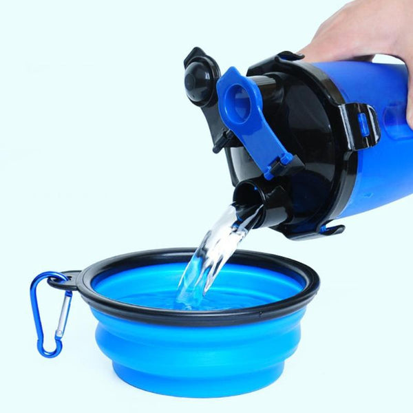 Opvouwbare blauwe siliconen waterfles met karabijnhaak, water wordt in een bijpassende opvouwbare kom gegoten, ideaal voor reizen en outdooractiviteiten.