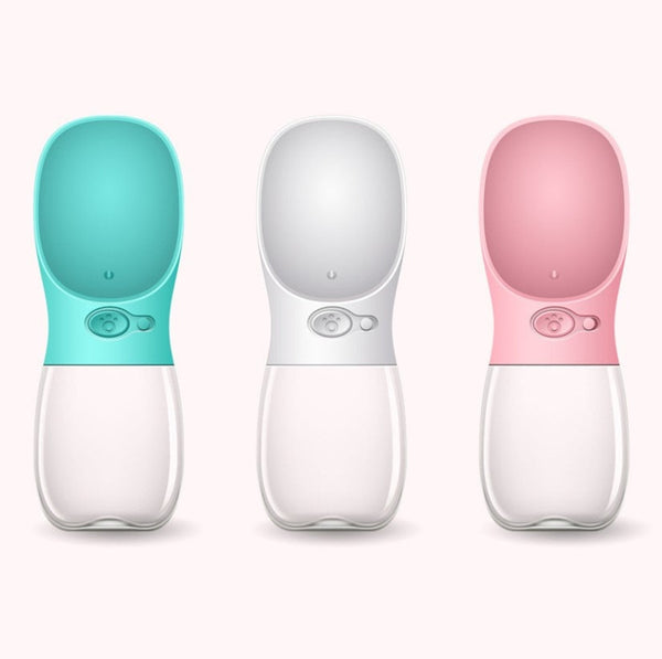 Drie draagbare hondenwaterflessen in mintgroen, wit en roze. Ideaal voor huisdieren, met lekvrije dispenser en draagbaar ontwerp.