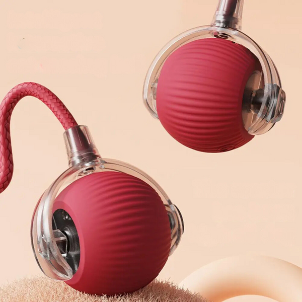 Rode draadloze oordopjes met transparante behuizing en geribbelde textuur, modern design, ideaal voor muziek en handsfree bellen.