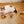 Witte en bruine kat speelt met interactieve speelgoedmuizen op houten vloer, huisdierenspeelgoed, kattenplezier, actief binnenshuis.