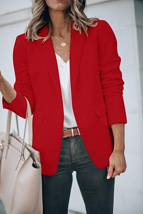 Vrouw in rode blazer met witte blouse en beige handtas, stijlvolle zakelijke outfit, mode voor dames, trendy kleding voor kantoor.