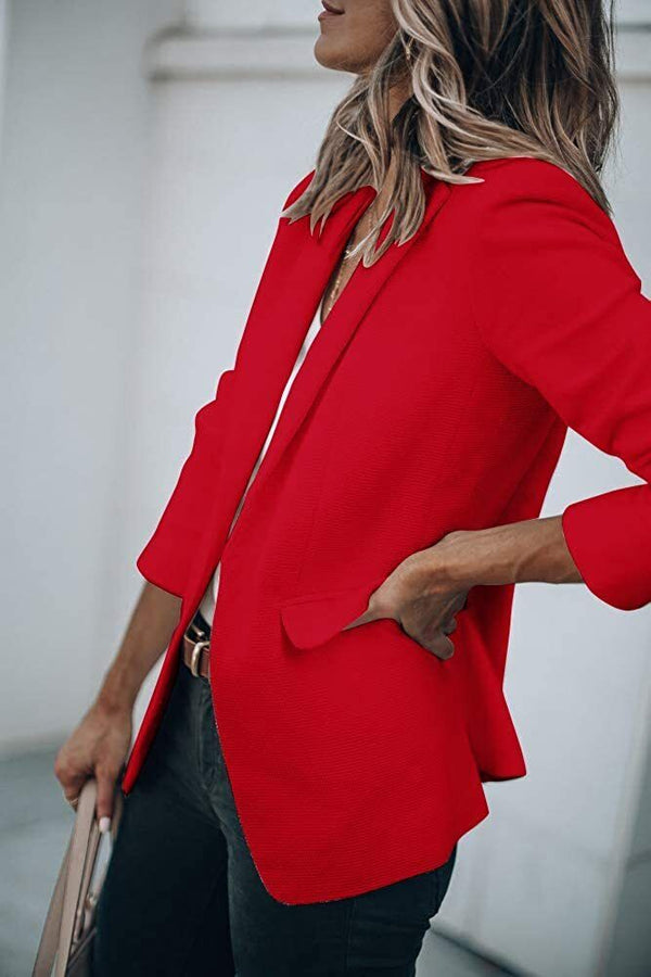 Vrouw in stijlvolle rode blazer, modieuze zakelijke outfit, trendy dameskleding, elegante jas, moderne kantoorlook, mode-accessoire.