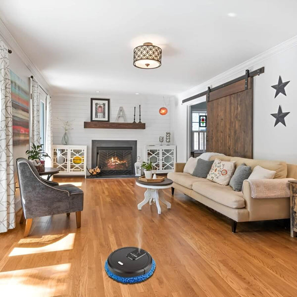 Robotstofzuiger dweil in moderne woonkamer met houten vloer, open haard en comfortabele meubels. Slimme huishoudelijke apparaten voor efficiënt schoonmaken.