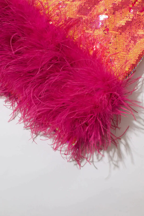 Roze paillettenrok met pluizige rand, glinsterend en modieus. Perfect voor feestelijke gelegenheden. Trendy damesmode, opvallende stijl.