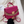 Felroze handtas met gouden ketting, verstelbare schouderriem en handvat, op witte achtergrond. Trendy damesaccessoire, modieuze tas.
