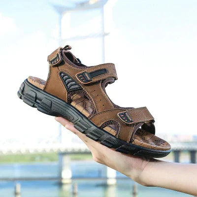 Bruine leren herensandalen met verstelbare klittenbandsluiting, comfortabele zool en ademend ontwerp, ideaal voor zomerse outdooractiviteiten.
