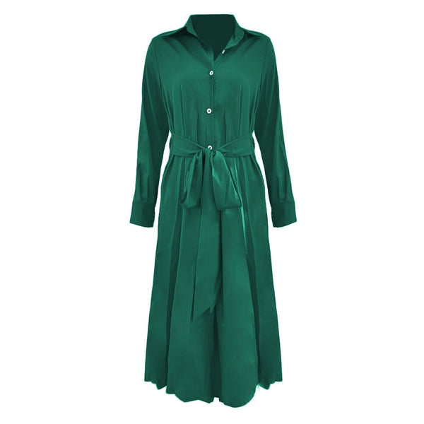 Groene satijnen damesjurk met lange mouwen, knoopsluiting en strikceintuur. Elegante avondjurk, perfect voor feestelijke gelegenheden.
