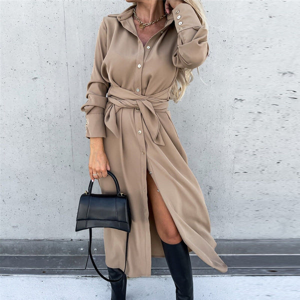 Vrouw in beige overhemdjurk met ceintuur, zwarte laarzen en handtas. Stijlvolle mode, herfstoutfit, trendy dameskleding.