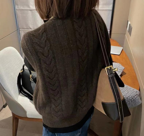 Vrouw met bruin gebreid vest en schoudertas in moderne kamer. Modieuze herfstkleding, casual stijl, comfortabele outfit.