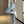 Vrouw in trendy blauwe jeans met geborduurde zoom, witte sneakers, casual mode, stijlvolle outfit, moderne kleding, comfortabele pasvorm.