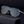 Zilveren oversized zonnebril met spiegelglazen op zwarte achtergrond. Modieuze unisex zonnebril, UV-bescherming, trendy accessoire.