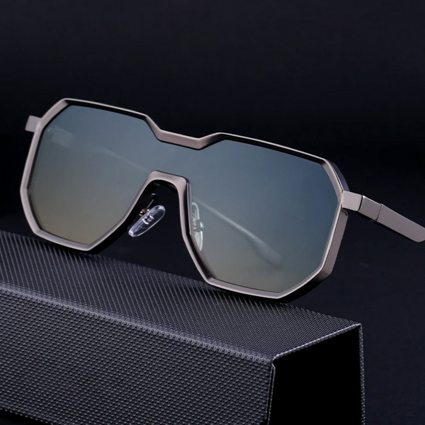 Zilveren oversized zonnebril met spiegelglazen op zwarte achtergrond. Modieuze unisex zonnebril, UV-bescherming, trendy accessoire.