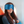 Vrouw met blauwe slaapmasker in vliegtuigstoel, ontspannen tijdens vlucht. Comfortabel reizen, slaapaccessoire, rust in vliegtuig.