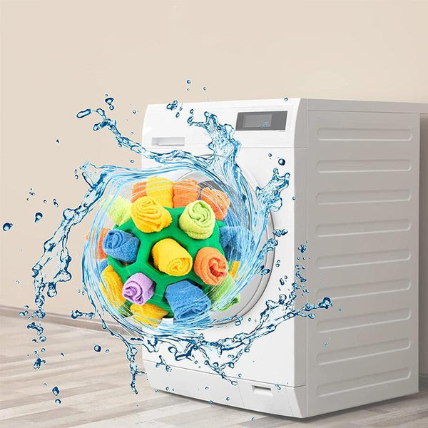Wasmachine met kleurrijke snuffelbites voor huisdieren, omringd door spattend water. Innovatief speelgoed voor nieuwsgierige huisdieren.