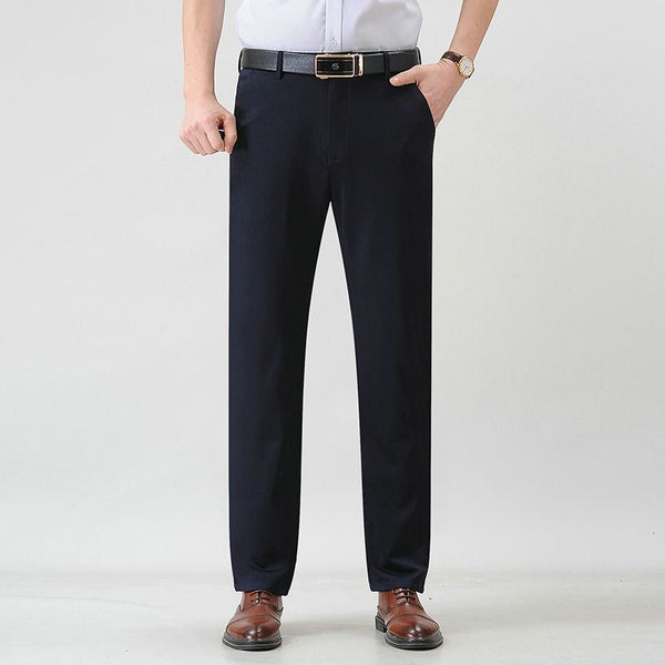 Donkerblauwe herenbroek, formele stijl, gedragen met bruine leren schoenen en een witte overhemd. Perfect voor zakelijke gelegenheden.