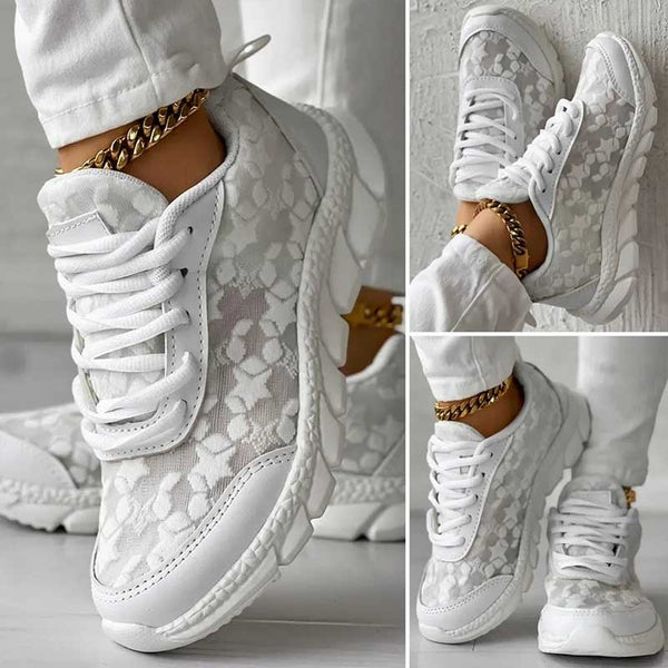 Witte sneakers met bloemenkant, dikke zool en gouden enkelketting. Modieuze damesschoenen, trendy en comfortabel voor dagelijks gebruik.
