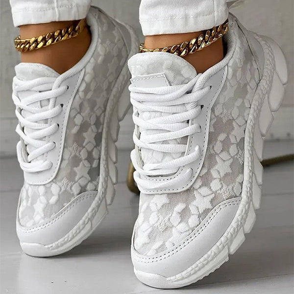 Witte damessneakers met bloemenkant en dikke zool, gedragen met gouden enkelbandjes. Trendy en comfortabele schoenen voor dagelijks gebruik.