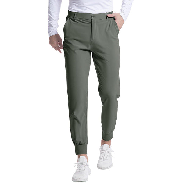 Groene herenbroek met elastische tailleband en zakken, gedragen met witte sneakers en een wit shirt. Comfortabele en stijlvolle casual outfit.